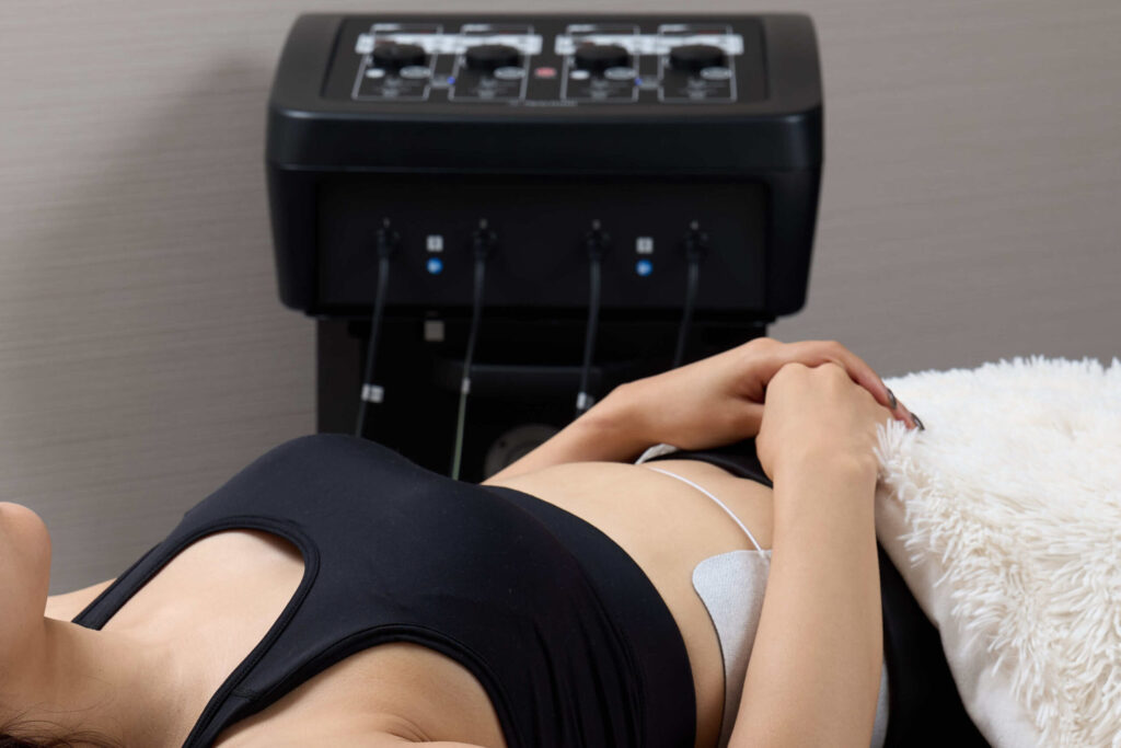 施術ベッドで痩身ケアを受ける女性の体のイメージ
