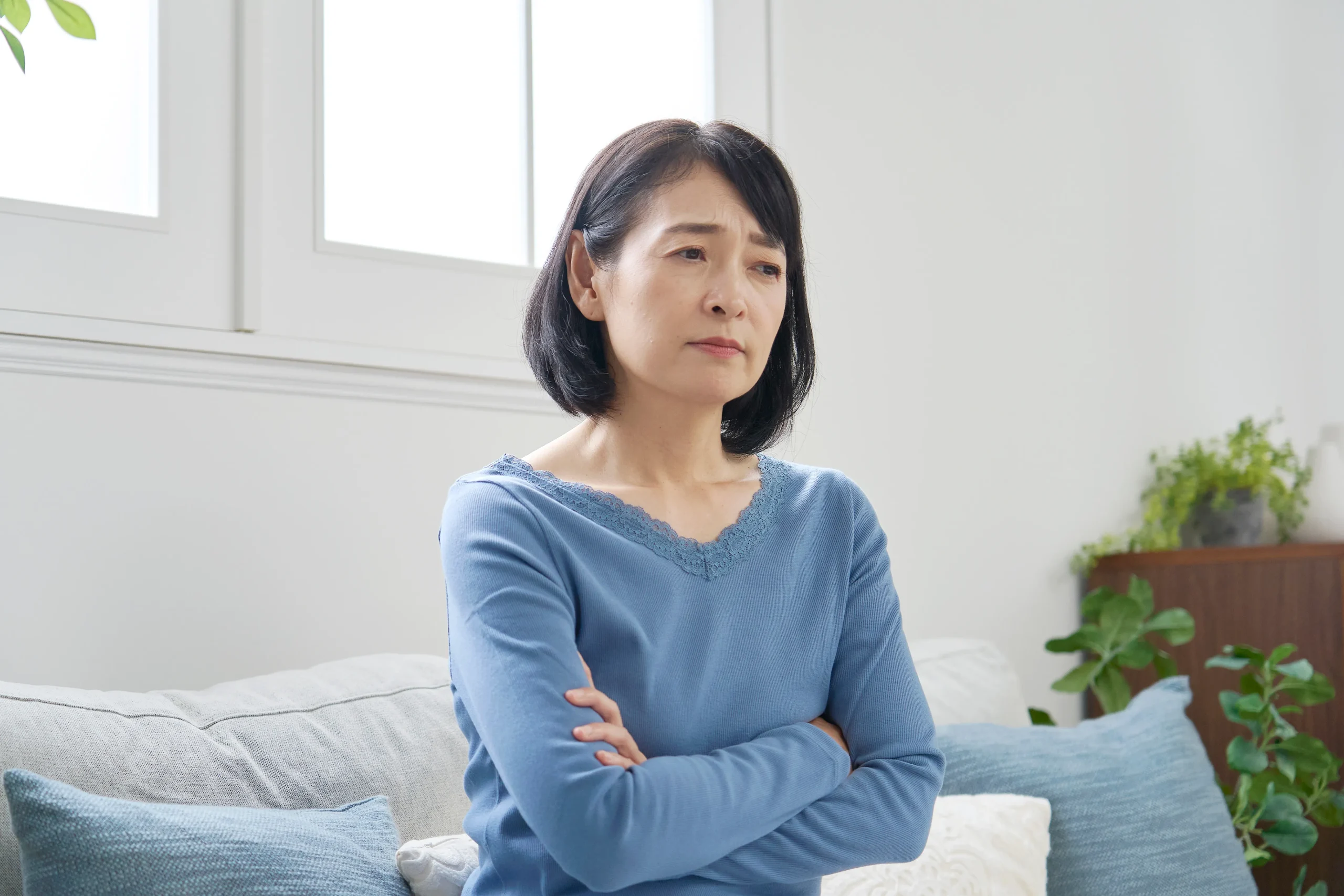 考え込む女性