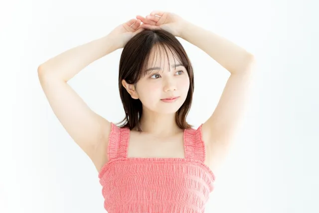 背伸びをする女性