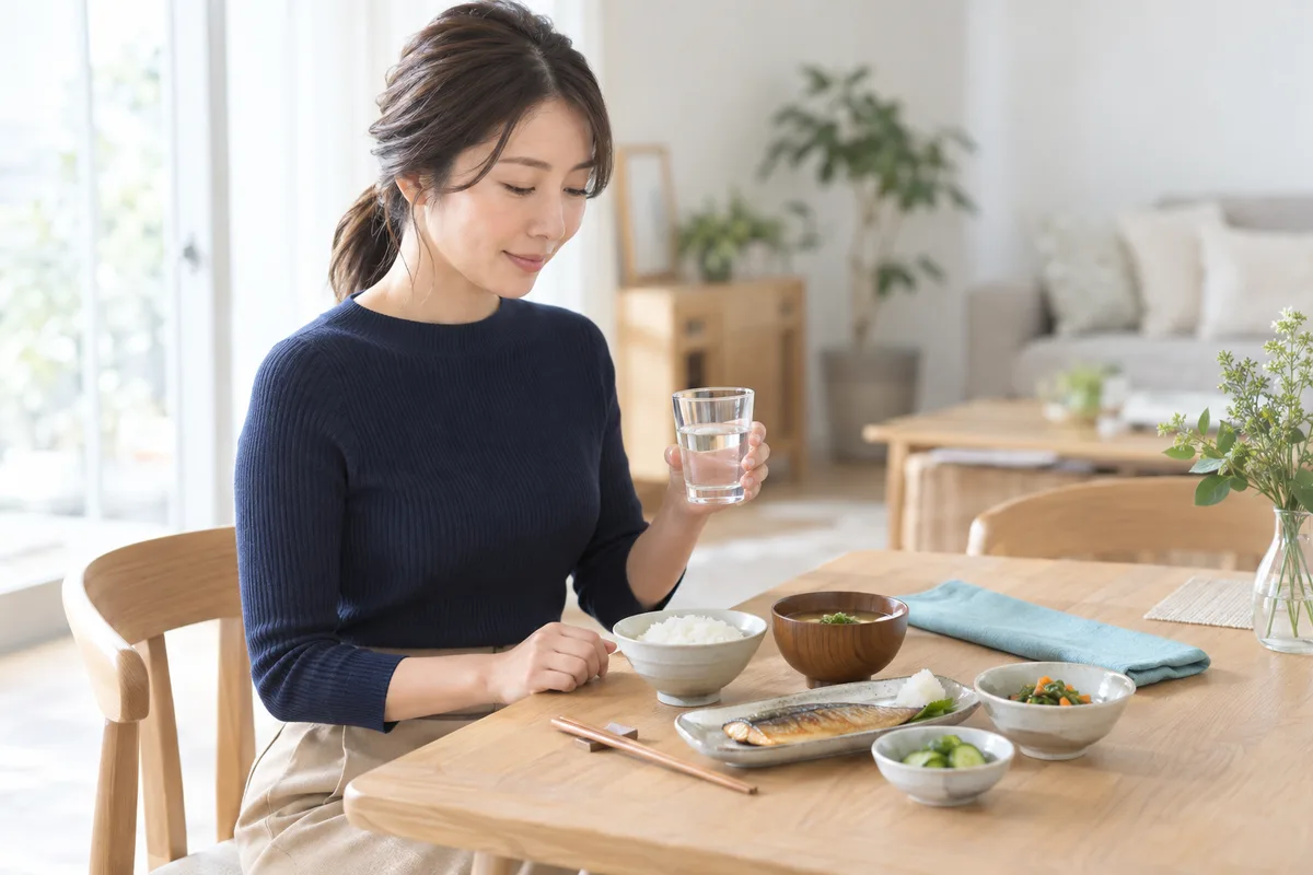 食事の前に飲み物を用意する女性